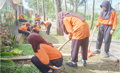 Ratusan siswa kelas 7 dan 8 serta guru SMP Negeri 3 Kutasari menanam pohon dan kerja bakti dalam rangka memperingati Hari Bumi Sedunia 2025, Selasa 22 April 2025. Ratusan siswa kelas 7 dan 8 serta guru SMP Negeri 3 Kutasari menanam pohon dan kerja bakti dalam rangka memperingati Hari Bumi Sedunia 2025, Selasa 22 April 2025.