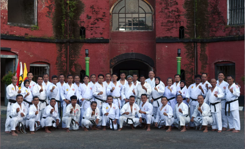 Peserta Musyawarah Provinsi (Musprov) Lembaga Karate Indonesia (Lemkari), di depan Benteng Van Der Wijck, Gombong, Kebumen