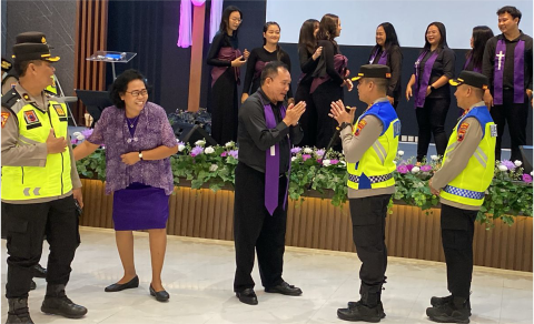 Kapolres Purbalingga AKBP Achmad Akbar memantau secara langsung pengamanan ibadah di tiga Gereja, Jumat 18 April 2025.