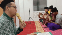 Pengasuh Pondok Pesantren Daruttaqwa, Desa Brobot, Kecamatan Bojongsari, Aipda Agus Miswanto terus menggaungkan Majlis Maulid Diba'.