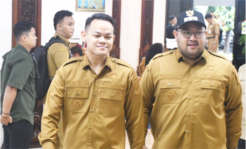 Bupati Purbalingga Fahmi Muhammad Hanif bersama Wakil Bupati usai mengikuti apel pagi di halaman Kantor Gubernur, Senin 26 Mei 2025. Bupati Purbalingga Fahmi Muhammad Hanif bersama Wakil Bupati usai mengikuti apel pagi di halaman Kantor Gubernur, Senin 26 Mei 2025.