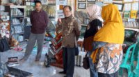 Kepala Badan Pengembangan dan Pembinaan Bahasa (Badan Bahasa), Kementerian Pendidikan Dasar dan Menengah (Kemendikdasmen) Hafidz Muksin mengunjungi Perpustakaan Bergerak Limbah Pustaka di Desa Muntang, Kecamatan Kemangkon, Kabupaten Purbalingga. Kepala Badan Pengembangan dan Pembinaan Bahasa (Badan Bahasa), Kementerian Pendidikan Dasar dan Menengah (Kemendikdasmen) Hafidz Muksin mengunjungi Perpustakaan Bergerak Limbah Pustaka di Desa Muntang, Kecamatan Kemangkon, Kabupaten Purbalingga.