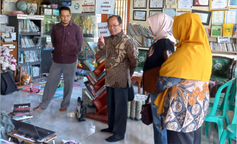 Kepala Badan Pengembangan dan Pembinaan Bahasa (Badan Bahasa), Kementerian Pendidikan Dasar dan Menengah (Kemendikdasmen) Hafidz Muksin mengunjungi Perpustakaan Bergerak Limbah Pustaka di Desa Muntang, Kecamatan Kemangkon, Kabupaten Purbalingga.
