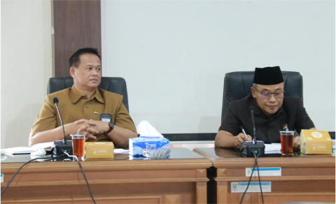 Wakil Ketua 1 H. Aman Waliyudin dan Wakil Ketua 2 DPRD Aris Widiarso saat menerima audensi Ketua KPU Kabupaten Purbalingga Zamaahsari dan anggota, di Ruang Kepanitiaan DPRD, Rabu 21 Mei 2025 siang