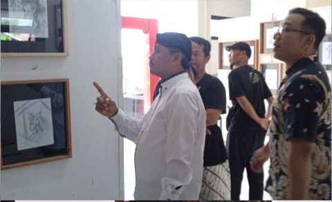 Djentot Subechi Seniman Gambar Purbalingga memamerkan 54 karya gambar dan sketsa, di Art Space Perpustakaan Daerah Purbalingga, Sabtu 3 April 2025.