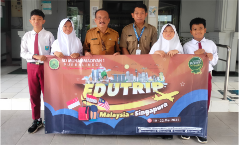 Labib Arkan Atha'illah, Jibriel Arsy Firyadi, Faudy Mumtaz dan Salsabila Putri Rheifa, pelajar SD Muhammadiyah 1 Purbalingga peserta program Student Exchange (pertukaran pelajar) ke Malaysia dan Singapura berfoto bersama Kepala Dinas Pendidikan dan Kebudayaan Kabupaten Purbalingga, Tri Gunawan Setiadi