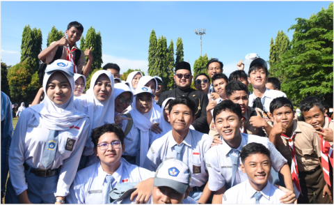 Wakil Bupati Purbalingga, Dimas Prasetyahani bersama pelajar peserta Upacara Peringatan Hari Pendidikan Nasional (Hardiknas) 2025, di Alun-Alun Purbalingga, Jumat 2 Mei 2025. Wakil Bupati Purbalingga, Dimas Prasetyahani bersama pelajar peserta Upacara Peringatan Hari Pendidikan Nasional (Hardiknas) 2025, di Alun-Alun Purbalingga, Jumat 2 Mei 2025.