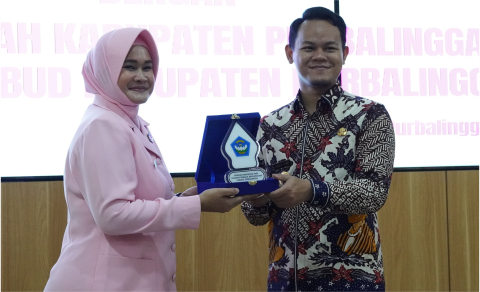 Ketua Yayasan Kemala Bhayangkari Cabang Purbalingga Vivi Hendra dan Bupati Purbalingga, Fahmi Muhamad Hanif menandatangani Nota Kesepahaman (MoU) penyelenggaraan urusan Pendidikan Anak Usia Dini (PAUD).