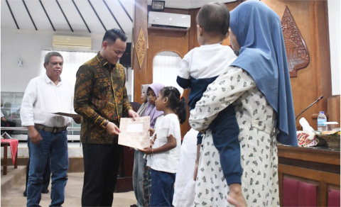 Ketua Perhimpunan Orang Tua Penderita Thalasemia Indonesia (POPTI) Purbalingga, Akhmad Khamid Supriyono mendampingi Bupati Purbalingga, Fahmi Muhammad Hanif saat memberikan dana hibah senilai Rp162 juta dari Pemerintah Kabupaten (Pemkab) Purbalingga untuk 87 penyandang Thalasemia Mayor, di OR Graha Adiguna, Minggu 25 Mei 2025.