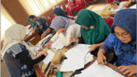 Wakil Ketua Indonesian Fashion Chamber (IFC), Lisa Fitria menjadi mentor utama pengrajin batik dan desainer lokal untuk meningkatkan daya saing Batik Purbalingga di tingkat nasional hingga internasional Wakil Ketua Indonesian Fashion Chamber (IFC), Lisa Fitria menjadi mentor utama pengrajin batik dan desainer lokal untuk meningkatkan daya saing Batik Purbalingga di tingkat nasional hingga internasional