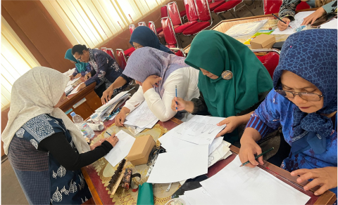 Wakil Ketua Indonesian Fashion Chamber (IFC), Lisa Fitria menjadi mentor utama pengrajin batik dan desainer lokal untuk meningkatkan daya saing Batik Purbalingga di tingkat nasional hingga internasional Wakil Ketua Indonesian Fashion Chamber (IFC), Lisa Fitria menjadi mentor utama pengrajin batik dan desainer lokal untuk meningkatkan daya saing Batik Purbalingga di tingkat nasional hingga internasional