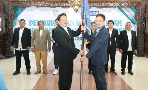 Ketua Umum Asosiasi Provinsi Persatuan Sepak Bola Seluruh Indonesia (Asprov PSSI) Jawa tengah Yoyok Sukawi memberikan pataka PSSI kepada Ketua Umum Asosiasi Kabupaten (Askab) PSSI Purbalingga periode tahun 2025-2029, Uut Triyas Yanuar (berdiri sebelah kiri), di Pendopo Dipokusumo Purbalingga, Minggu 11 Mei 2025 pagi.