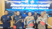 Wakapolres Purbalingga Kompol Agus Amjat Purnomo bersama Kasat Reskrim AKP Siswanto, Kasi Humas AKP Setyo Hadi dan Kaurbinops Satreskrim Ipda Win Winarno saat Konferensi pers setelah berhasil mengamankan 21 orang terduga yang hendak melakukan tawuran, di Mapolres Purbalingga, Sabtu 31 Mei 2025 siang.