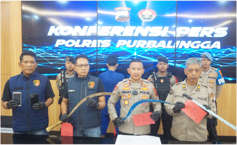 Wakapolres Purbalingga Kompol Agus Amjat Purnomo bersama Kasat Reskrim AKP Siswanto, Kasi Humas AKP Setyo Hadi dan Kaurbinops Satreskrim Ipda Win Winarno saat Konferensi pers setelah berhasil mengamankan 21 orang terduga yang hendak melakukan tawuran, di Mapolres Purbalingga, Sabtu 31 Mei 2025 siang. Wakapolres Purbalingga Kompol Agus Amjat Purnomo bersama Kasat Reskrim AKP Siswanto, Kasi Humas AKP Setyo Hadi dan Kaurbinops Satreskrim Ipda Win Winarno saat Konferensi pers setelah berhasil mengamankan 21 orang terduga yang hendak melakukan tawuran, di Mapolres Purbalingga, Sabtu 31 Mei 2025 siang.