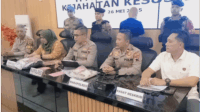 Kapolres Purbalingga AKBP Achmad Akbar saat memimpin konferensi pers ungkap kasus eksibisionisme. Bersama Wakapolres Kompol Agus Amjat, Kasat Reskrim AKP Siswanto, Kasi Humas AKP Setyo Hadi dan psikolog dari RSUD Goeteng Taroenadibrata Purbalingga, di Mapolres Purablingga, Senin 26 Mei 2025. Kapolres Purbalingga AKBP Achmad Akbar saat memimpin konferensi pers ungkap kasus eksibisionisme. Bersama Wakapolres Kompol Agus Amjat, Kasat Reskrim AKP Siswanto, Kasi Humas AKP Setyo Hadi dan psikolog dari RSUD Goeteng Taroenadibrata Purbalingga, di Mapolres Purablingga, Senin 26 Mei 2025.