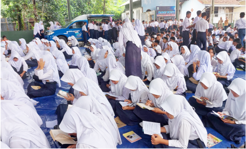 Program Ajar Pustaka atau Ayo Belajar di Perpustakaan di SMP Negeri 1 Padamara, Senin 24 Mei 2025