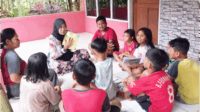 Narasumber Read Aloud, Mei Ratna Hartanti saat berkegiatan read aloud atau membaca nyaring untuk anak-anak yang berkunjung ke Taman Baca Masyarakat (TBM) Pustaka Nusantara di RT 02 RW 01 Desa Kembaran Wetan, Kecamatan Kaligondang, Kabupaten Purbalingga, Selasa 13 Mei 2025 Narasumber Read Aloud, Mei Ratna Hartanti saat berkegiatan read aloud atau membaca nyaring untuk anak-anak yang berkunjung ke Taman Baca Masyarakat (TBM) Pustaka Nusantara di RT 02 RW 01 Desa Kembaran Wetan, Kecamatan Kaligondang, Kabupaten Purbalingga, Selasa 13 Mei 2025