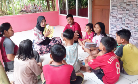 Narasumber Read Aloud, Mei Ratna Hartanti saat berkegiatan read aloud atau membaca nyaring untuk anak-anak yang berkunjung ke Taman Baca Masyarakat (TBM) Pustaka Nusantara di RT 02 RW 01 Desa Kembaran Wetan, Kecamatan Kaligondang, Kabupaten Purbalingga, Selasa 13 Mei 2025 Narasumber Read Aloud, Mei Ratna Hartanti saat berkegiatan read aloud atau membaca nyaring untuk anak-anak yang berkunjung ke Taman Baca Masyarakat (TBM) Pustaka Nusantara di RT 02 RW 01 Desa Kembaran Wetan, Kecamatan Kaligondang, Kabupaten Purbalingga, Selasa 13 Mei 2025