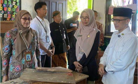 Bantuan revitalisasi sekolah sebanyak Rp1 Miliar dari Presiden Prabowo Subianto menjadi kado bagi Sekolah Dasar Negeri 2 Bodaskarangjati, Kecamatan Rembang, Kabupaten Purbalingga, Jawa Tengah, di Hari Pendidikan Nasional, 2 Mei 2025. Bantuan revitalisasi sekolah sebanyak Rp1 Miliar dari Presiden Prabowo Subianto menjadi kado bagi Sekolah Dasar Negeri 2 Bodaskarangjati, Kecamatan Rembang, Kabupaten Purbalingga, Jawa Tengah, di Hari Pendidikan Nasional, 2 Mei 2025.