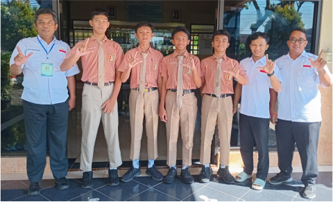 Kepala SMP Negeri 1 Mrebet, Azan Hendarto Sutanto bersama para guru pembimbing dan para siswa pemenang Lomba Video Konten Literasi Tingkat Provinsi Jawa Tengah tahun 2025.