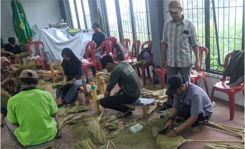 Launching Program IKM Berdaya Saing pengrajin sapu glagah arjuna di Gedung BLK MWC NU Karangreja, Rabu 7 Mei 2025.