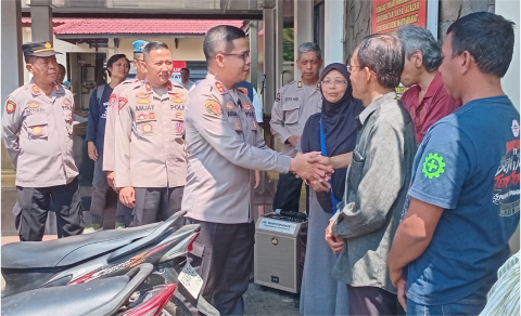 Kapolres Purbalingga AKBP Achmad Akbar menyerahkan lima unit sepeda motor yang dicuri pelaku tindak pidana curanmor kepada pemiliknya.