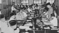 Suasana sidang BPUPKI 1 Juni 1945 saat Ir. Sukarno sedang menyampaikan gagasan dasar Negara Pancasila. Sumber Foto: pengajar.co.id. Suasana sidang BPUPKI 1 Juni 1945 saat Ir. Sukarno sedang menyampaikan gagasan dasar Negara Pancasila. Sumber Foto: pengajar.co.id.