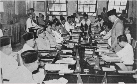 Suasana sidang BPUPKI 1 Juni 1945 saat Ir. Sukarno sedang menyampaikan gagasan dasar Negara Pancasila. Sumber Foto: pengajar.co.id. Suasana sidang BPUPKI 1 Juni 1945 saat Ir. Sukarno sedang menyampaikan gagasan dasar Negara Pancasila. Sumber Foto: pengajar.co.id.