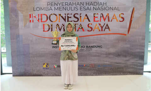 Tamara Rizkyanu Arta, siswi kelas XI SMA Negeri 1 Bukateja usai menerima piala dan uang pembinaan senilai Rp 7,5 juta dari Direktur Kealumnian dan Pengembangan Karir ITB Prof. Dr. rer. nat. apt. Sophie Damayanti, di kampus Institut Teknologi Bandung (ITB), Jumat, 9 Mei 2025. Tamara Rizkyanu Arta, siswi kelas XI SMA Negeri 1 Bukateja usai menerima piala dan uang pembinaan senilai Rp 7,5 juta dari Direktur Kealumnian dan Pengembangan Karir ITB Prof. Dr. rer. nat. apt. Sophie Damayanti, di kampus Institut Teknologi Bandung (ITB), Jumat, 9 Mei 2025.