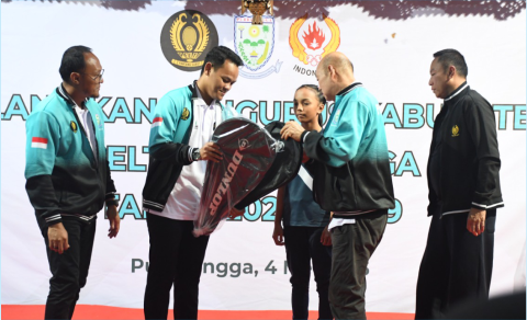 Bupati Purbalingga, Fahmi Muhammad Hanif saat pelantikan Pengurus Kabupaten Persatuan Tenis Seluruh Indonesia Purbalingga (Pengkab PELTI) Purbalingga masa bakti 2025–2029 oleh Pengprov PELTI Jawa Tengah, di Pendopo Dipokusumo, Minggu 4 April 2025