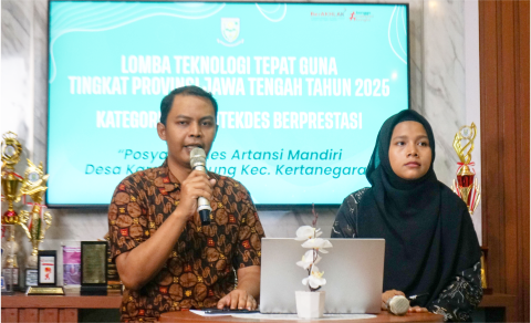 Tri Bowo Pangestika, petani milenial dari Desa Karangpucung, Kecamatan Kertanegara, Kabupaten Purbalingga mengenalkan Artansi Chandra Kahuripan bersama rekannya Nur Hayati dalam Lomba Teknologi Tepat Guna (TTG) Tingkat Provinsi Jawa Tengah Tahun 2025.