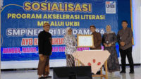Kepala Pengembangan dan Pembinaan Bahasa (Badan Bahasa), Kementerian Pendidikan Dasar dan Menengah (Kemendikdasmen) Hafidz Muksin memberikan piagam penghargaan apresiasi UKBI Adaptif  Merdeka tahun  2024 kepada Kepala SMP Negeri 1 Padamara, Titik Widajati, di SMP Negeri 1 Padamara, Jumat 2 Mei 2025 Kepala Pengembangan dan Pembinaan Bahasa (Badan Bahasa), Kementerian Pendidikan Dasar dan Menengah (Kemendikdasmen) Hafidz Muksin memberikan piagam penghargaan apresiasi UKBI Adaptif  Merdeka tahun  2024 kepada Kepala SMP Negeri 1 Padamara, Titik Widajati, di SMP Negeri 1 Padamara, Jumat 2 Mei 2025