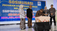 Kepala Badan Pengembangan dan Pembinaan Bahasa (Badan Bahasa), Kementerian Pendidikan Dasar dan Menengah (Kemendikdasmen) Hafidz Muksin menandatangani prasasti Tri Gatra Bangun Bahasa, di  SMP Negeri 1 Padamara, Jumat 2 Mei 2025 Kepala Badan Pengembangan dan Pembinaan Bahasa (Badan Bahasa), Kementerian Pendidikan Dasar dan Menengah (Kemendikdasmen) Hafidz Muksin menandatangani prasasti Tri Gatra Bangun Bahasa, di  SMP Negeri 1 Padamara, Jumat 2 Mei 2025