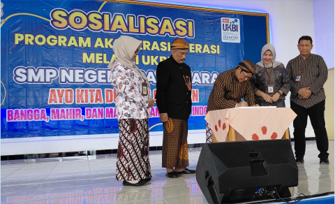 Kepala Badan Pengembangan dan Pembinaan Bahasa (Badan Bahasa), Kementerian Pendidikan Dasar dan Menengah (Kemendikdasmen) Hafidz Muksin menandatangani prasasti Tri Gatra Bangun Bahasa, di  SMP Negeri 1 Padamara, Jumat 2 Mei 2025