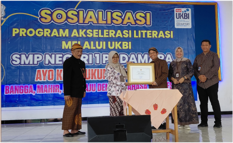 Kepala Pengembangan dan Pembinaan Bahasa (Badan Bahasa), Kementerian Pendidikan Dasar dan Menengah (Kemendikdasmen) Hafidz Muksin memberikan piagam penghargaan apresiasi UKBI Adaptif Merdeka tahun 2024 kepada Kepala SMP Negeri 1 Padamara, Titik Widajati, di SMP Negeri 1 Padamara, Jumat 2 Mei 2025