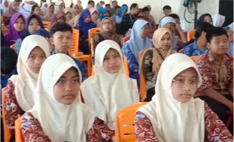 Pembekalan Tahap 2 untuk 312 peserta atau 103 tim terdiri 29 tim bidang IPA, 54 tim bidang IPS dan 21 tim bidang IPT/Ilmu Pengetahuan Terapan yang mengikuti Olimpiade Penelitian Siswa Indonesia (OPSI) 2025, di Aula SMP Negeri 3 Purbalingga, Kamis 19 Juni 2025.