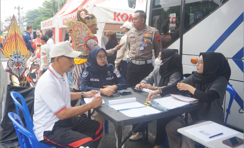 Saat Car Free Day (CFD) di seputaran Alun-alun Purbalingga, Minggu 22 Juni 2025 pagi, Polres Purbalingga menggelar berbagai pelayanan seperti perpanjangan SKCK, SIM dan pembayaran pajak kendaraan bermotor. Saat Car Free Day (CFD) di seputaran Alun-alun Purbalingga, Minggu 22 Juni 2025 pagi, Polres Purbalingga menggelar berbagai pelayanan seperti perpanjangan SKCK, SIM dan pembayaran pajak kendaraan bermotor.