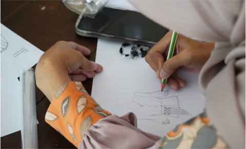 Dewan Kerajinan Nasional Daerah (Dekranasda) Kabupaten Purbalingga menyelenggarakan pelatihan dan pendampingan bagi para perajin batik dan desainer lokal, di SMK Bojongsari