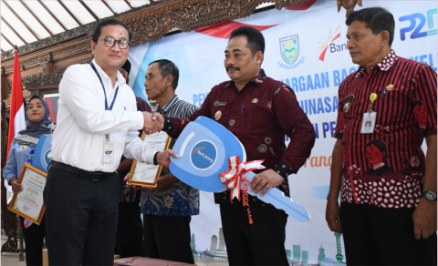 Kepala Desa Pangempon Subagyo mendapat penghargaan ketetapan di atas Rp 100 juta dari Pemkab Purbalingga Selasa 24 Juni 2025. Kepala Desa Pangempon Subagyo mendapat penghargaan ketetapan di atas Rp 100 juta dari Pemkab Purbalingga Selasa 24 Juni 2025.