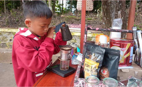 Ghani Najih Mumtaz Siswa SD Negeri 1 Purbalingga Wetan yang Mahir Tuang-tuang Kopi Nikmat