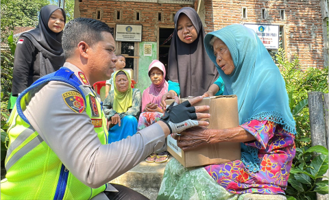 Menjelang Hari Bhayangkara ke-79, Kapolres Purbalingga AKBP Achmad Akbar bersama jajaran dan Bhayangkari touring sepeda motor sambil menyalurkan 500 paket sembako kepada masyarakat yang membutuhkan, Sabtu 21 Juni 2025. Menjelang Hari Bhayangkara ke-79, Kapolres Purbalingga AKBP Achmad Akbar bersama jajaran dan Bhayangkari touring sepeda motor sambil menyalurkan 500 paket sembako kepada masyarakat yang membutuhkan, Sabtu 21 Juni 2025.