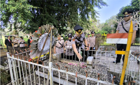 Kapolres Purbalingga AKBP Achmad Akbar berziarah ke makam Komisaris Noto Sumarsono di TPU Cikubang, Kelurahan Purbalingga Kidul.