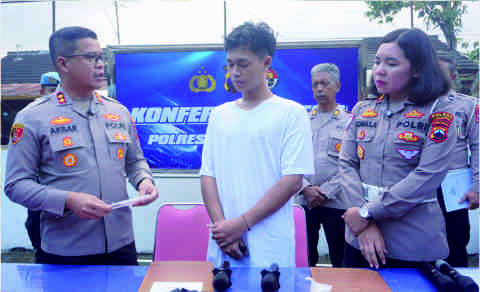 Kapolres Purbalingga AKBP Achmad Akbar dan Kasat Lantas AKP Kumala Enggar Anjarani saat konferensi pers di kantor Satlantas Polres Purbalingga, Kamis 12 Juni 2025 sore. Kapolres Purbalingga AKBP Achmad Akbar dan Kasat Lantas AKP Kumala Enggar Anjarani saat konferensi pers di kantor Satlantas Polres Purbalingga, Kamis 12 Juni 2025 sore.