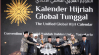Muhammadiyah resmi memberlakukan Kalender Hijriah Global Tunggal (KHGT) di Convention Hall Masjid Walidah Dahlan, Universitas ‘Aisyiyah (UNISA) Yogyakarta, Rabu 25 Juni 2025. Muhammadiyah resmi memberlakukan Kalender Hijriah Global Tunggal (KHGT) di Convention Hall Masjid Walidah Dahlan, Universitas ‘Aisyiyah (UNISA) Yogyakarta, Rabu 25 Juni 2025.