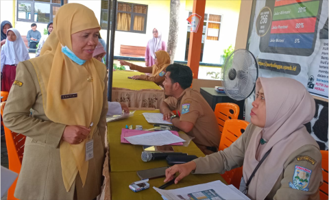 Pendamping Satuan Pendidikan SMP pada Dindikbud Purbalingga, Dartini saat melihat secara langsung penyelenggaraan Sistem Penerimaan Murid Baru (SPMB) Tahun Ajaran 2025/2026, di SMP Negeri 2 Purbalingga, Senin 23 Juni 2025. Pendamping Satuan Pendidikan SMP pada Dindikbud Purbalingga, Dartini saat melihat secara langsung penyelenggaraan Sistem Penerimaan Murid Baru (SPMB) Tahun Ajaran 2025/2026, di SMP Negeri 2 Purbalingga, Senin 23 Juni 2025.