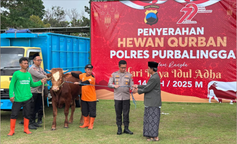 Kapolres Purbalingga AKBP Achmad Akbar menyerahkan hewan kurban sebanyak 16 ekor sapi dan 29 ekor kambing Kapolres Purbalingga AKBP Achmad Akbar menyerahkan hewan kurban sebanyak 16 ekor sapi dan 29 ekor kambing