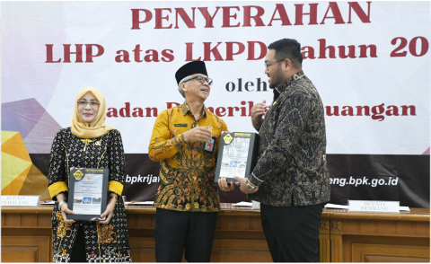 Kepala Badan Pemeriksa Keuangan (BPK) Perwakilan Provinsi Jawa Tengah, Ahmad Luthfi H Rahmatullah menyerahkan Laporan Hasil Pemeriksaan (LHP) kepada Wakil Bupati Purbalingga, Dimas Prasetyahani, di Auditorium BPK Perwakilan Provinsi Jawa Tengah, Kota Semarang, Kamis 5 Juni 2025