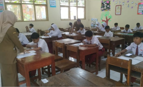 Pelaksanaan Asesmen Kompetensi Akademik Daerah (AKAD) di Kabupaten Purbalingga untuk Calon Murid Baru (CMB) yang memilih Jalur Prestasi dalam Seleksi Penerimaan Murid Baru (SPMB) di SMP Negeri 3 Kutasari, Senin 30 Juni 2025. Pelaksanaan Asesmen Kompetensi Akademik Daerah (AKAD) di Kabupaten Purbalingga untuk Calon Murid Baru (CMB) yang memilih Jalur Prestasi dalam Seleksi Penerimaan Murid Baru (SPMB) di SMP Negeri 3 Kutasari, Senin 30 Juni 2025.