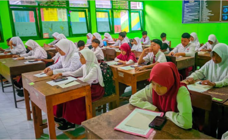 Pelaksanaan Asesmen Kompetensi Akademik Daerah (AKAD) di Kabupaten Purbalingga untuk Calon Murid Baru (CMB) dalam Seleksi Penerimaan Murid Baru (SPMB) di SMP Negeri 2 Purbalingga, Senin 30 Juni 2025.