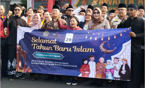 Umat lintas agama di Kabupaten Banyumas ikut berpawai Taaruf menyambut Tahun Baru Islam 1 Muharram 1447 Hijriah bersama ribuan anak-anak, Kamis 26 Juni 2025.